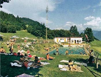 Das erste Schwimmbad auf der Pürgg kurz nach seiner Eröffnung im Jahr 1968. (Foto: Sammlung Markus Schachner)