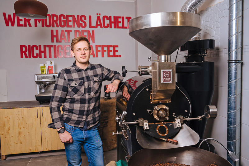 Mit Röstmeister und Barista Andrii Mischanyin findet sich im Team der Pruggerner Rösterei seit rund einem Jahr ein wahrer Kaffeeexperte. (Foto: Lukas Bezila)
