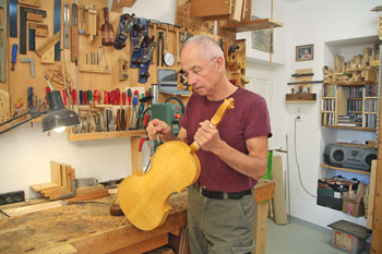 Der Instrumentenbauer beim Lackieren einer Geige. (Foto: Karl)