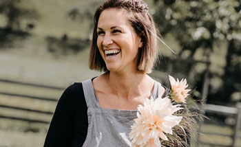 Daniela Foessleitner hat mit der Blühmelei vor einigen Jahren den ersten und bislang einzigen Landwirtschaftsbetrieb im Bezirk Liezen, der nachhaltige Blumen anbaut, begründet.  (Foto: madeofsilk)