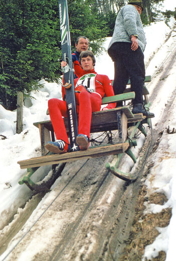 Eines der Objekte, anhand derer in der neuen Sonderausstellung regionsspezifische Themen in einem überregionalen Kontext beleuchtet und diskutiert werden, ist der Kulmschlitten, die erste Aufstiegshilfe zur Kulmschanze, hier zu sehen bei seinem letzten Einsatz im Jahr 1978. (Foto: Privatsammlung Friedrich Grick, Bad Mitterndorf)