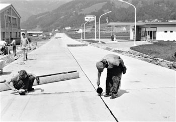 Das Bild aus den 60er-Jahren zeigt den Bau der heutigen Salzburger Straße/B 320 Ennstal Straße, die im Süden am Siedlungs- und Gewerbegebiet vorbeiführend Abhilfe für die verkehrstechnisch überlastete Innenstadt von Liezen bringen sollte. (Fotouelle: Stadtarchiv Liezen)