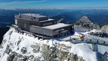 Unter dem Motto „Energiekristall” wird die Dachstein-Bergstation sowohl innen als auch außen rundumerneuert. Die Arbeiten dauern voraussichtlich bis Mai 2024. (Rendering: Visualisierung Pilz & Partner)