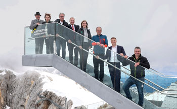 V. l.: Ernst Fischbacher, Bürgermeister von Ramsau, Landesrätin Ursula Lackner, LH Christopher Drexler, Thomas Stelzer, LH Oberösterreich, Landesrätin Barbara Eibinger-Miedl, Planai-GF Georg Bliem, OÖ Landesrat Stefan Kaineder, Egon Höll, Bürgermeister von Obertraun (Foto: Harald Steiner)