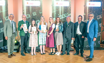 Auch Melissa Köberl (3. v. l.) vom Lagerhaus Rottenmann und Kathrin Preßl  (4. v. l.) vom Lagerhaus Bad Aussee sowie deren Ausbildungsbetrieb, die Landmarkt KG, wurden geehrt. (Foto: Foto Fischer/Wirtschaftskammer Steiermark)
