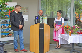 Jakob Kabas, Geschäftsführer des Pflegeverbandes, Obmann Raimund Sulzbacher und Astrid Feichtinger, Leiterin des Tageszentrums (Foto: Strobl)