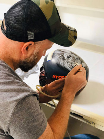 Arbeit am Helm: Skihelmdesign Manuel Feller (Foto: Vetta)