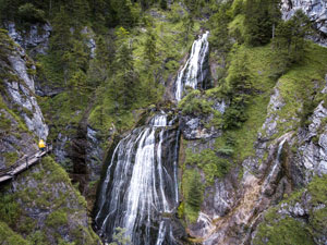 Die Palfauer Wasserlochklamm mit Hängebrücke, Holztreppen und -brücken, fünf Wasserfällen und einem herrlichen Blick auf die Salza. (Foto: Stefan Leitner/Gesäuse)