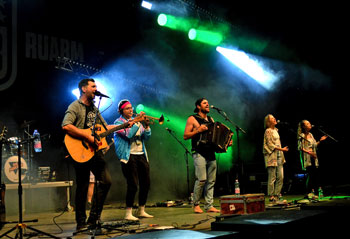 Die „Niachtn“, das sind: Manuel Lichtenauer (steirische Harmonika, Gesang), Manuel Brunnsteiner (Gitarre, Gesang), Matthias Rosmann (E-Bass, Gesang), Sebastian Felber (Schlagzeug), Filip Rozic (Posaune) und Christian Riegler (Trompete). (Foto: Die Niachtn/Heike Kraus)