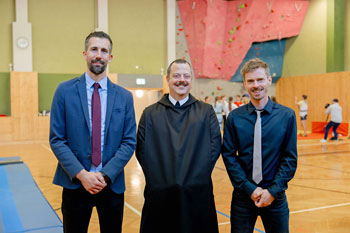 Schuldirektor Pater Thomas (Mitte) und die beiden Professoren Jakob Schnabl (l.) und Roland Seereiner (r.) präsentierten stolz den neuen Sportzweig. (Foto: Christoph Draxl)