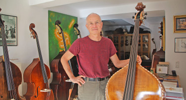 Der Kontrabass, das größte unter den gebräuchlichen Streichinstrumenten, hat es Andreas Mayer besonders angetan.