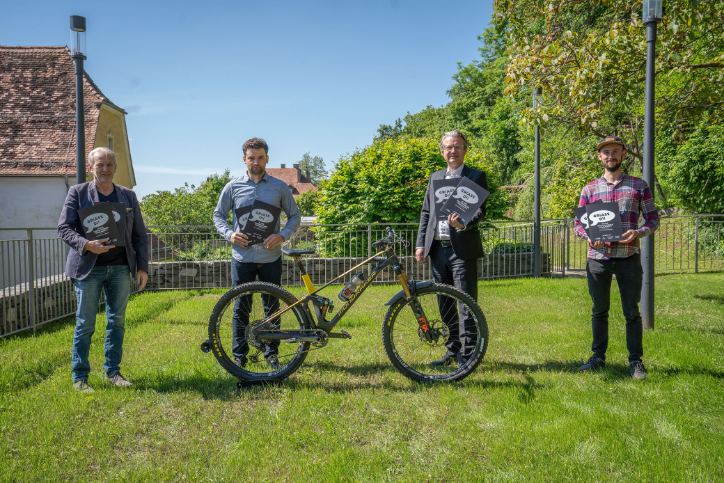 V. l.: Sportartikel-Branchensprecher Harald Scherz, Mountainbike-Koordinator Markus Pekoll, Sportlandesrat Christopher Drexler und Christoph Berger-Schauer vom Mountainbike-Magazin „Lines“ bei der Präsentation der steirischen Bike-Mappe.