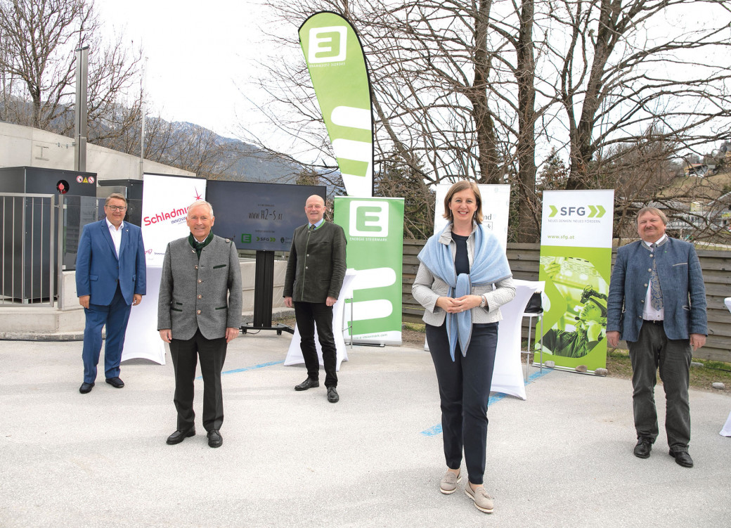 V. l.: Die Energie-Steiermark-Vorstände Martin Graf und Christian Purrer, Bürgermeister Hermann Trinker, Wirtschaftslandesrätin Barbara Eibinger-Miedl und Bezirkshauptmann Christian Sulzbacher bei der Präsentation des ersten volltauglichen Energiespeichers auf Wasserstoffbasis beim Congress Schladming.