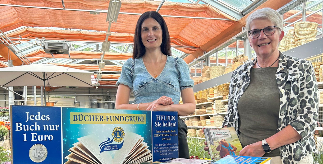V. l.: Verena Wohlmuther und Ursula Hasitschka an einem Anasia-Bücherstand