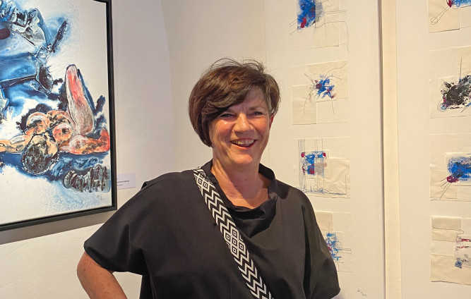 Die Künstlerin mit ihren Werken in der Ausstellung der Sezession Graz „Energie des Wassers“ in Eibiswald.