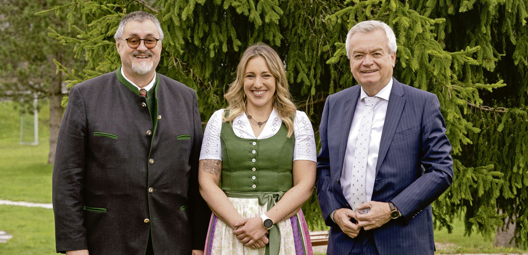 V. l.: Der scheidende Bürgermeister Klaus Neuper mit seiner Nachfolgerin  Veronika Grill und Landeshauptmann-Stellvertreter Anton Lang.