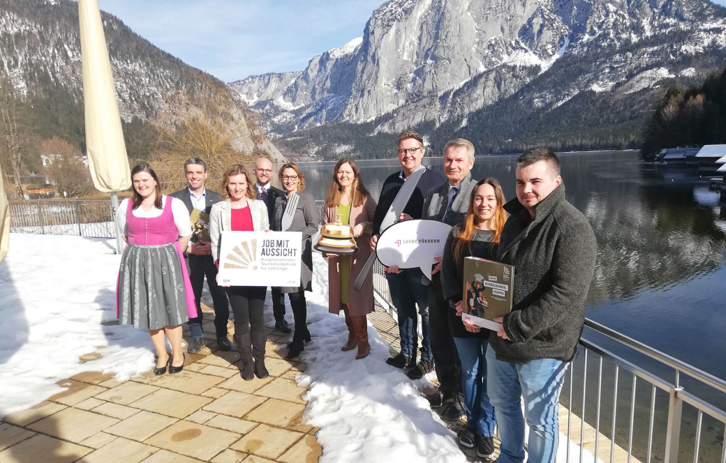 Vertreter der ausgezeichneten Betriebe sowie von Wirtschaftskammer, Tourismus- verband, Qualifizierungsagentur, AMS und RML stellten im Hotel Seevilla in Altaussee kürzlich die Kooperation der „Ausgezeichneten Tourismusbetriebe für Lehrlinge“ vor.