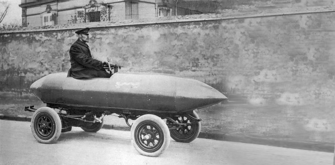 Die mit Elektro­motoren ange­triebene Jamais Contente erreichte 1899 als erstes Straßen­fahrzeug mehr als 100 km/h.