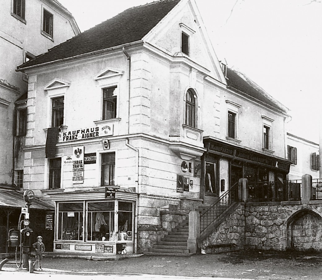 Das Kaufhaus Aigner neben der Kirche.