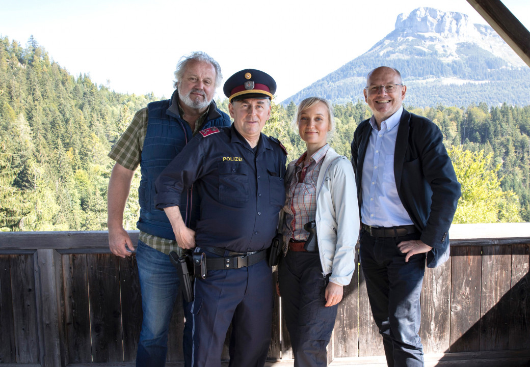 Drehbeginn für den dritten Gasperlmaier-Fall mit (v. l.) Regisseur Julian Pölsler und den Schauspielern Johannes Silberschneider und Eva Herzig sowie ServusTV-Intendant Ferdinand Wegscheider.