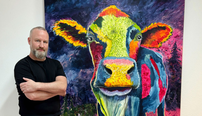 Künstler mit Werk aus der Bildserie ‚Almrausch‘, Vernissage in Berlin 2025