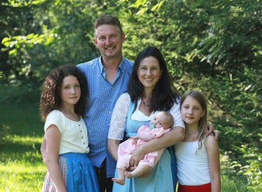 Hannes und Eva Maria Igler, die den Traditionsbetrieb in vierter Generation führen, mit ihren Töchtern (v. l.) Magdalena, Valentina und Katharina.