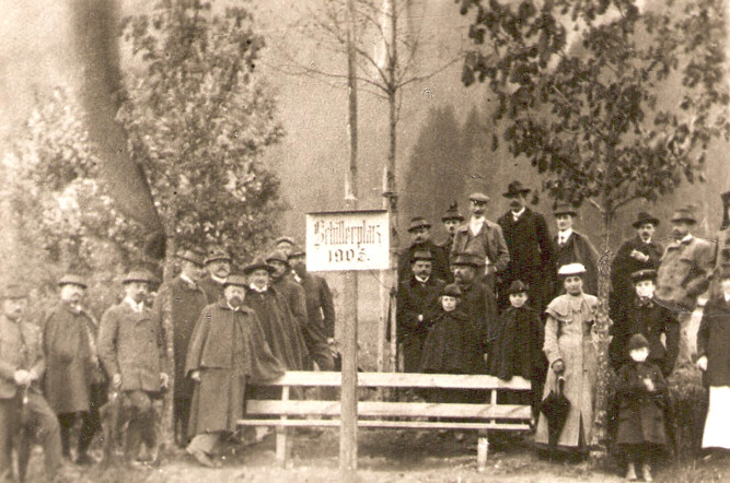 Am 15. Mai 1905 wurde auch in Liezen zu Ehren von Friedrich Schiller eine Schillereiche gepflanzt.