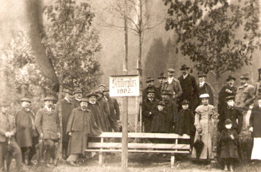 Am 15. Mai 1905 wurde auch in Liezen zu Ehren von Friedrich Schiller eine Schillereiche gepflanzt.