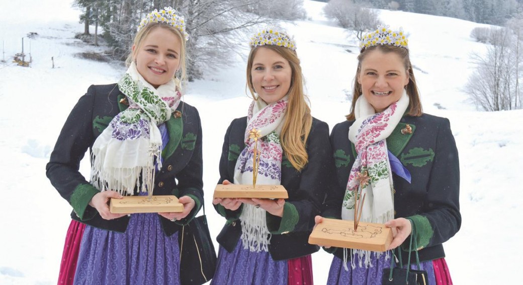 V. l.: Die amtierenden Narzissenhoheiten Romana Moser, Sabrina Kranabitl und Veronika Giselbrecht freuen sich auf viele lustige Beiträge zum Thema „Hoheiten im Schnee“.