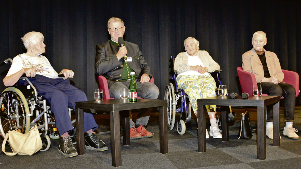 Jakob Kabas, Geschäftsstellenleiter des Pflegeverbands Liezen, mit (v. l.) Aloisia Draxler, Margareta Kainz und Theoline Blaschke auf der Bühne beim Pflege- symposium.