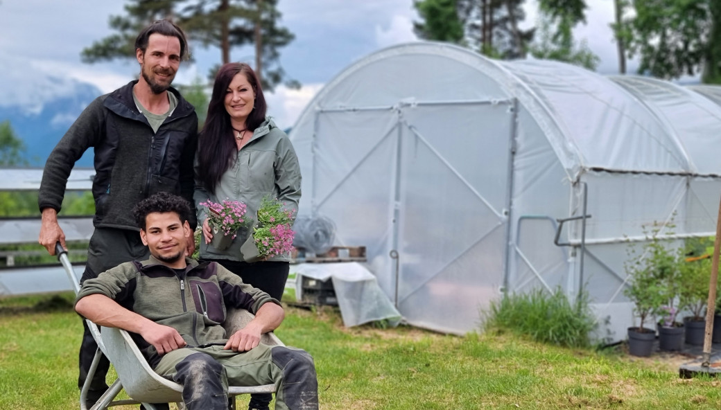 Isabella und Manuel sind Floristin und Gärtner aus Leidenschaft. Einem Jugendlichen von „Jugend am Werk“ bieten die beiden eine berufliche Perspektive.