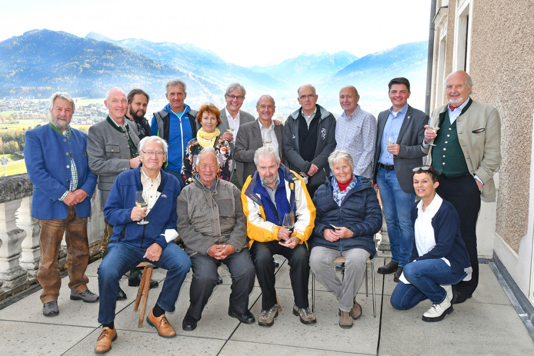 Die bei der Finissage anwesenden Expeditionsbergsteiger und Ehrengäste fanden sich auch zu einem Gruppenfoto zusammen.