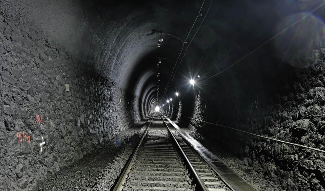 Der sanierte Tunnel mit seiner neuen Oberleitung in Form einer Deckenstromschiene.