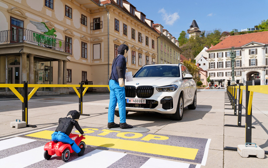 Um über Fahrerassistenzsysteme zu informieren, haben KFV und AUVA im April eine Infotour veranstaltet, die am 28. April auch am Karmeliterplatz in Graz zu Gast war.