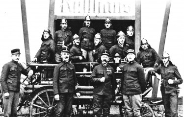 Die Feuerwehrmänner präsentierten 1924 stolz ihre neueste Errungenschaft, eine Motorspritze auf dem Wagen.