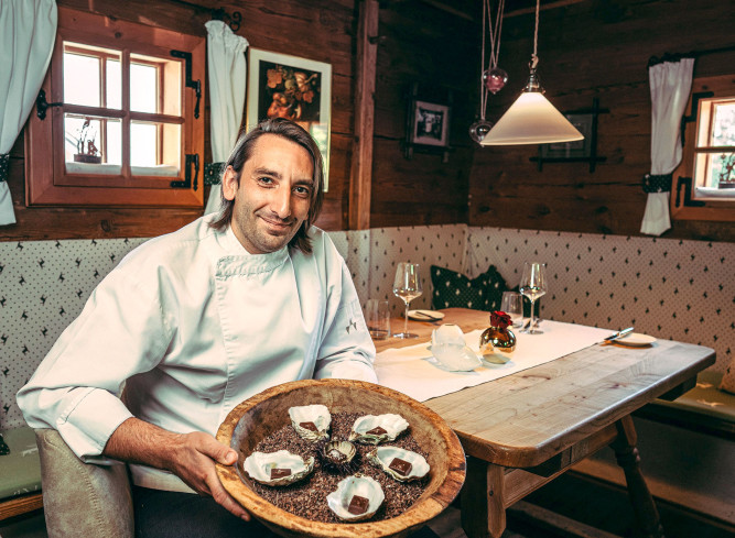 Auf raffinierte Weise verbinden die Utassys auf er Geiger Alm, bei der Talstation Loser, die Gemütlichkeit einer klassischen Almhütte mit erstklassiger Kulinarik.