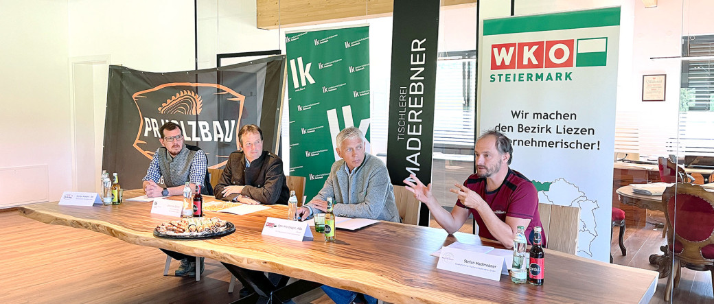 V. l.: Stefan Pieberl (PR Holzbau), Johannes Zeiler (Landwirtschaftskammer), Egon Hierzegger (Wirtschaftskammer) und Stefan Maderebner (Tischlerei Maderebner) informierten über den Rohstoff Holz und dessen Bedeutung für den Bezirk.