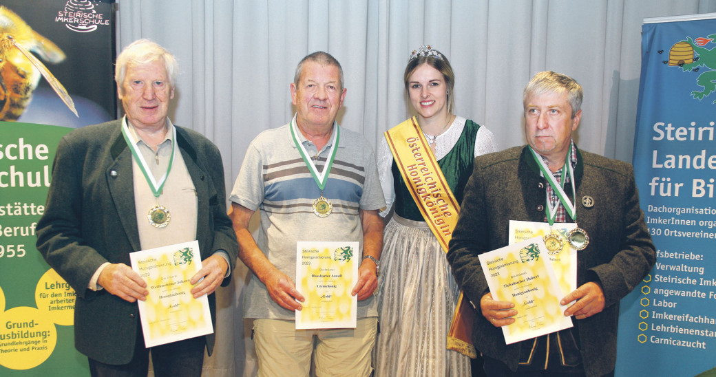 Die erfolgreichen Rottenmanner Imker (v. l.) Hubert Tiefenbacher, Arnulf Hausharter und Johann Weissensteiner mit der Österreichischen Honigkönigin.