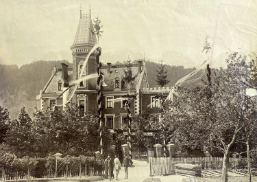 30. Mai 1894: Das Jagdschloss ist für die Anreise  des jungvermählten Paares August Leopold und  Erzherzogin Karoline festlich geschmückt.