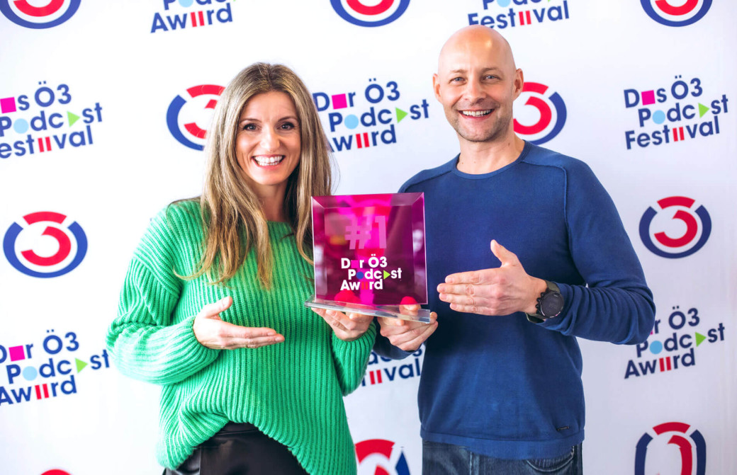 Maria Fanninger und Hannes Royer von „Land schafft Leben“ mit dem Award.