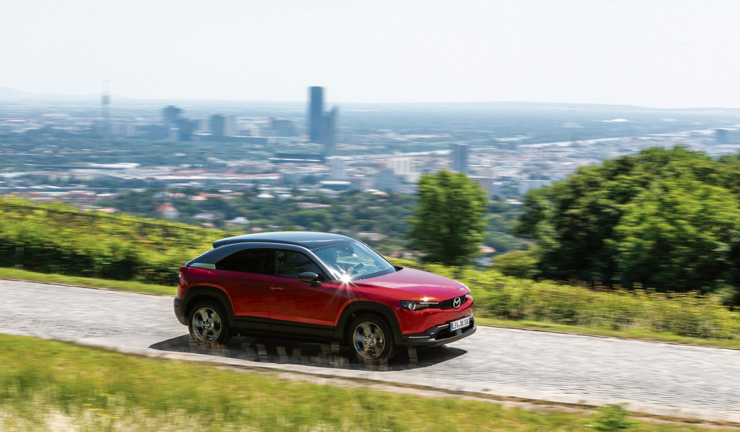 Klares Ergebnis des „Faktenchecks E-Mobilität“: Die Ökobilanz von Stromern  wie dem Mazda MX-30, das erste vollelektrische Fahrzeug des japanischen Autobauers, ist klar positiv.