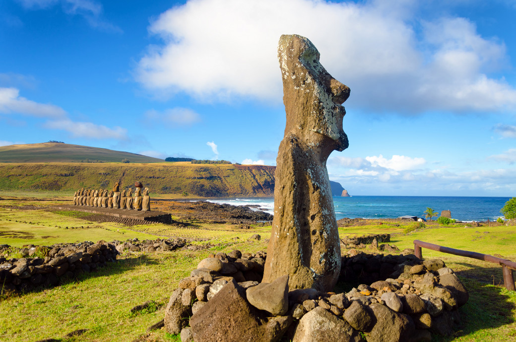 Die Osterinsel (Rapa Nui) ist eine zu Chile gehörende abgelegene vulkanische Insel in Polynesien. Berühmt ist diese wunderschöne Insel v. a. durch ihre zahlreichen archäologische Stätten und großen Steinstatuen.