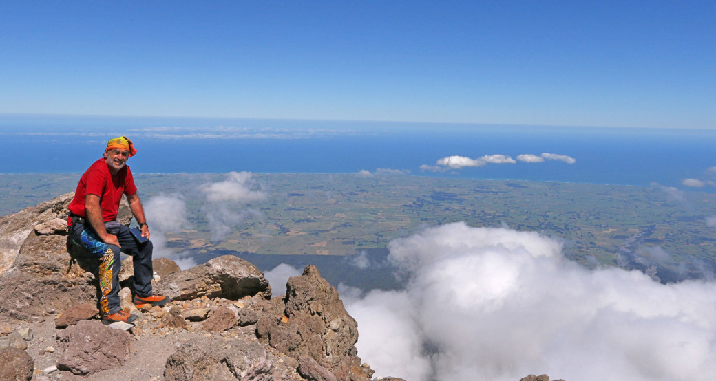 Lois Strimitzer am Gipfel des Mount Taranaki, eines über 2.500 Meter hohen Vulkans auf der Nordinsel Neuseelands.