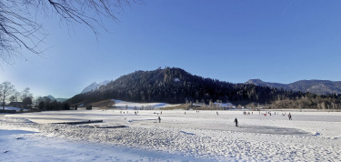 Der diesjährige Winter ermöglichte wieder ein tolles Eislaufvergnügen auf der Natureisfläche. 