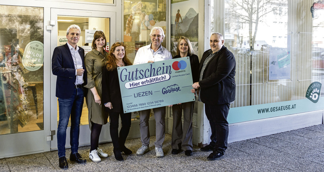 Das neue Büro am Liezener Hauptplatz  mit TVB-Obmann Fritz Kaltenbrunner, TVB-Geschäftsführerin Jaqueline Egger, Bürgermeisterin Andrea Heinrich, Hartwig Strobl und Ulrike Edelsbacher vom Infobüro sowie Citymanager Heinz Treschnitzer (v. l.).