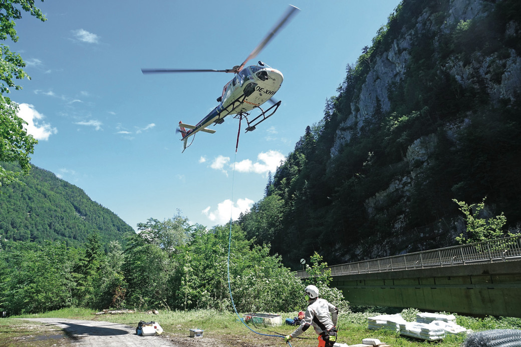 Bei der Errichtung der Steinschlagschutzbarrieren in Landl ist man aufgrund  des Geländes auch auf einen Hubschrauber angewiesen.