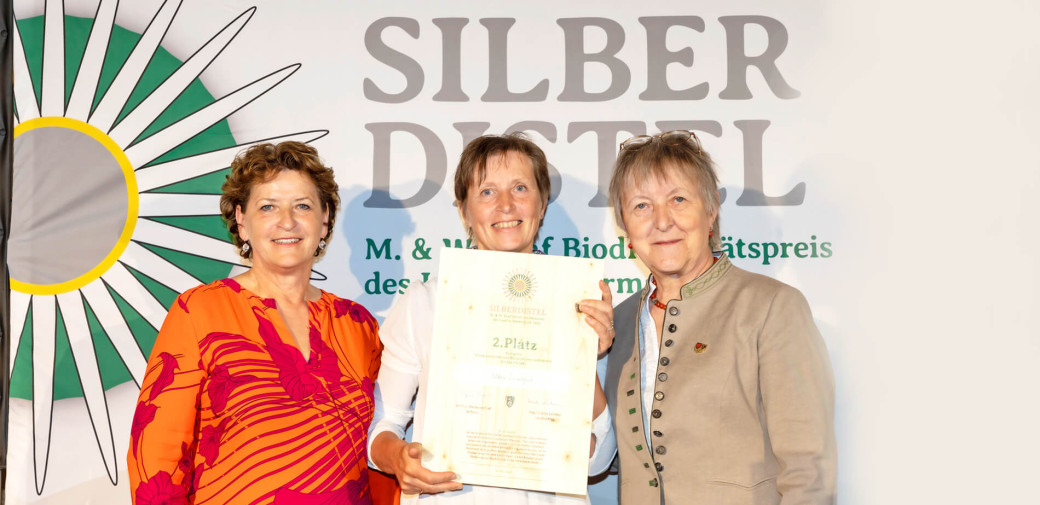V. l.: Naturschutzlandesrätin Ursula Lackner, Eva Huber vom Naturpark Sölktäler und „Silberdistel“-Stifterin Marianne Graf.