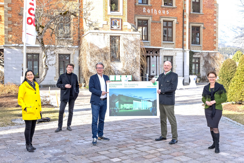 V. l.: Brigitte Pürcher, Schladmings Kulturausschussvorsitzende, Alexander Kada, Gestalter des mobilen Pavillons, Kulturlandesrat Christopher Drexler, Bürgermeister Hermann Trinker und Alexia Getzinger, kaufmännische Direktorin des Universalmuseums Joanneum, bei der Präsentation des Pavillons vor dem Rathaus in Schladming.