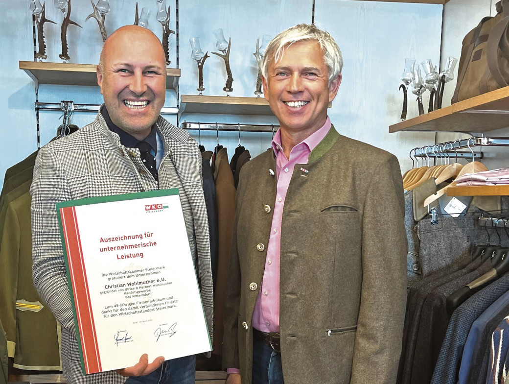 Christian Wohlmuther (l.) freute sich über eine Auszeichnung durch die Wirtschaftskammer Steiermark, überreicht durch Regionalstellenobmann Egon Hierzegger.