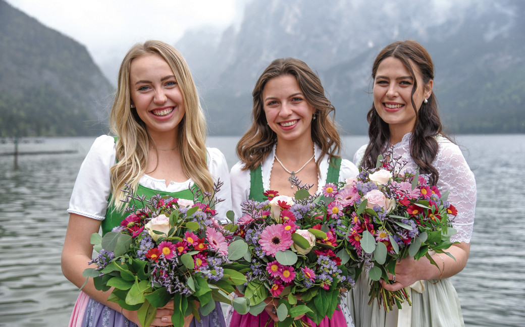 Die neuen Narzissenhoheiten stehen fest: Königin Lisa Weinhandl (Mitte),  Prinzessin Katharina Thomanek (l.) und Prinzessin Isabella Kain (r.) repräsentieren nach ihrer Krönung ein Jahr lang das Ausseerland.